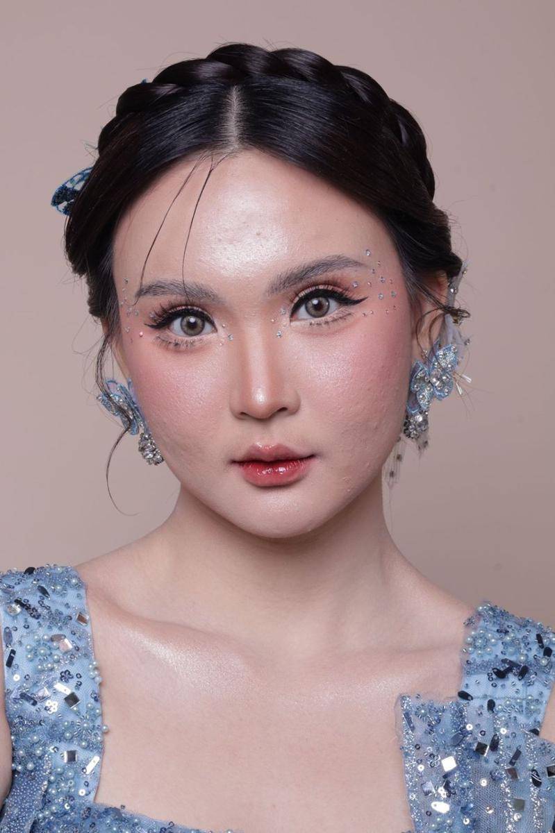 MUA Jerrycha Delphinia tampilkan riasan tema The Graceful Asian Princess. Dok. River Academy Surabaya.