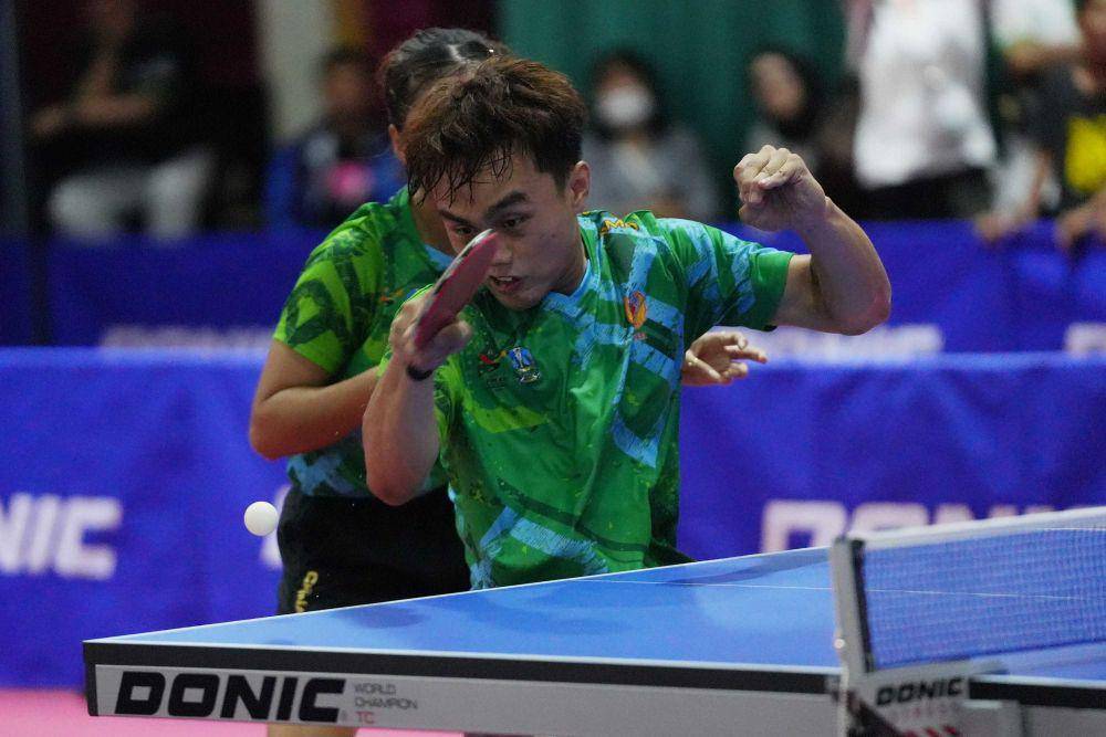 Ganda campuran tenis meja Jawa Timur Affan Mauludana Pratama dan Dwi Oktaviani Sugiarto melancarkan serangan kearah lawannya ganda campuran Bali Komang Sugita dan Sisca Pratiwi dalam babak final Tenis Meja Ganda Campuran PON XXI Aceh-Sumut di GOR Angsapura Medan, Minggu (15/9/2024). (PB PON Sumut/Tarmizy Harva)