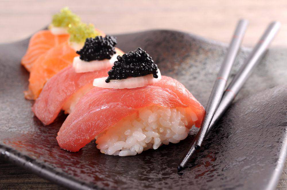 nigirí sushi (freepik.com/jcstudio)