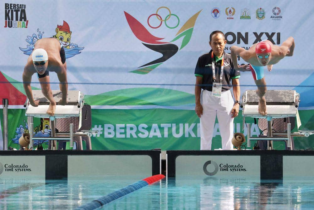 Perenang DKI Jakarta Samuel Maxson Septionus (kanan) dan perenang Sulawesi Tengah Alexander Adrian (kiri) melakukan lompatan start saat berlaga dinomor 50 Meter Gaya Kupu-Kupu Putri di Kolam Renang Selayan Disporasu, Medan, Sumut, Minggu (14/9/2024). (PB PON Sumut/Ferdy Siregar)