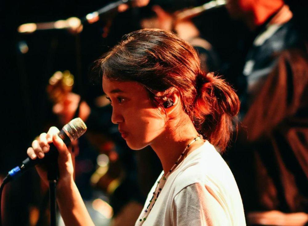 Mengungkap Sosok Backing Vocal Cewek pada Konser Sheila on 7 di Medan