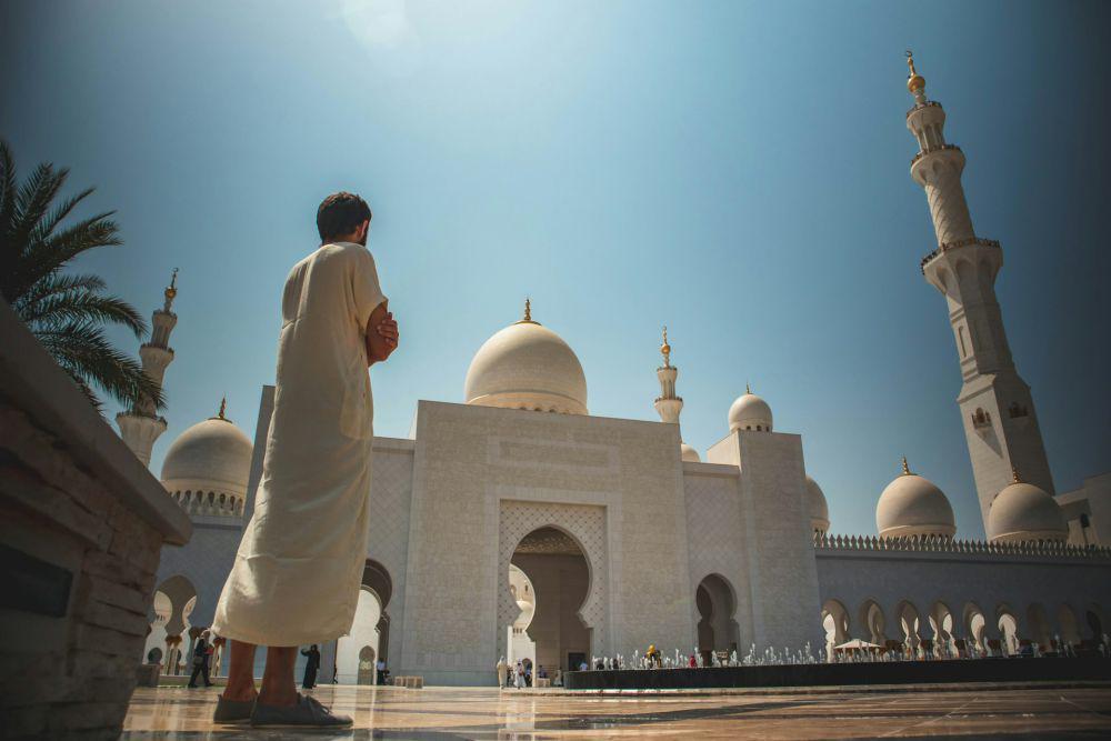 Ilustrasi pria mengenakan pakaian muslim (unsplash.com/Artur Aldyrkhanov)
