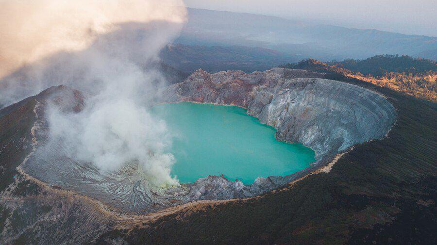 Ilustrasi Kawah Ijen. (freepik.com/wirestock)