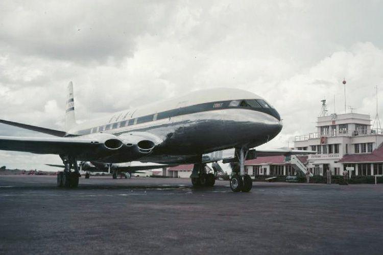 potret pesawat British Overseas Airways Corporation (BOAC) de Havilland DH106 Comet di Bandara Udara Entebbe, Uganda pada tahun 1952 (commons.wikimedia.org/Altair78)
