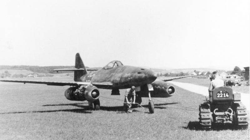 Messerschmitt Me-262, adalah pesawat bermesin jet pertama di dunia yang dioperasionalkan AU Jerman di tahun 1944 dan menjadi salah satu basis pengembangan teknologi jet masa depan (commons.wikimedia.org/German Federal Archives)