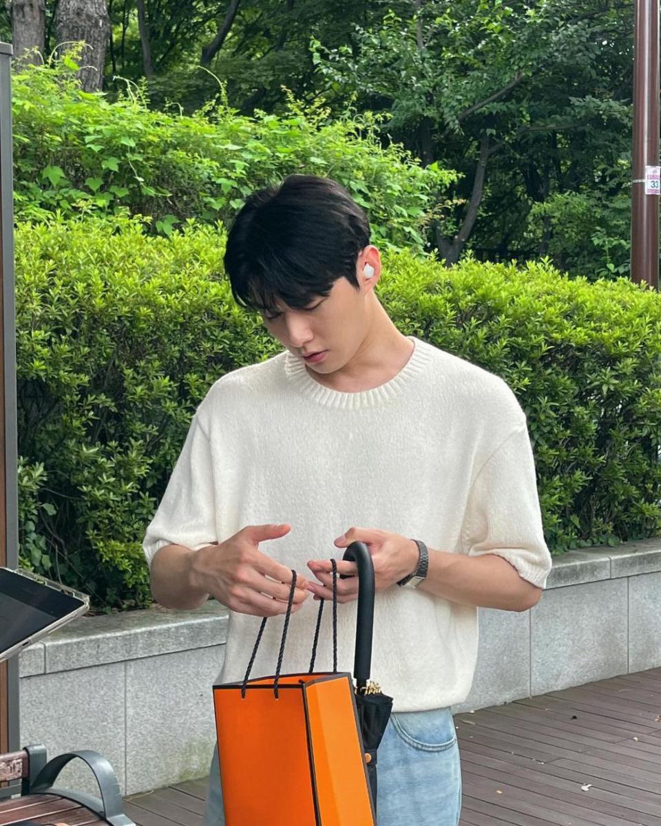 potret OOTD kasual ala Seo Ji Hoon (instagram.com/jihux)