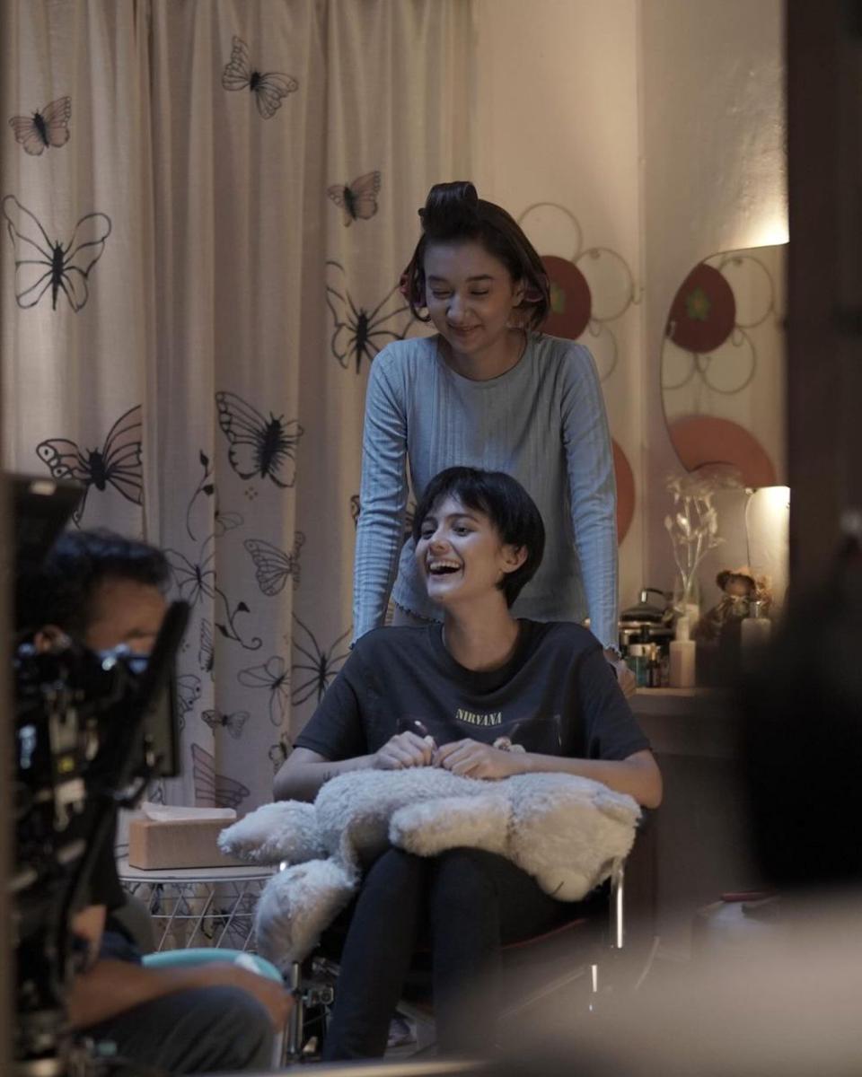 potret Amanda Rawles di BTS film Laura (instagram.com/amandarawles)