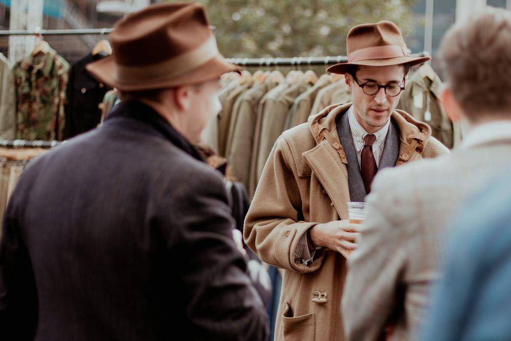 Ilustrasi penggunaan trench coats (unsplash.com/Ellie Cooper)