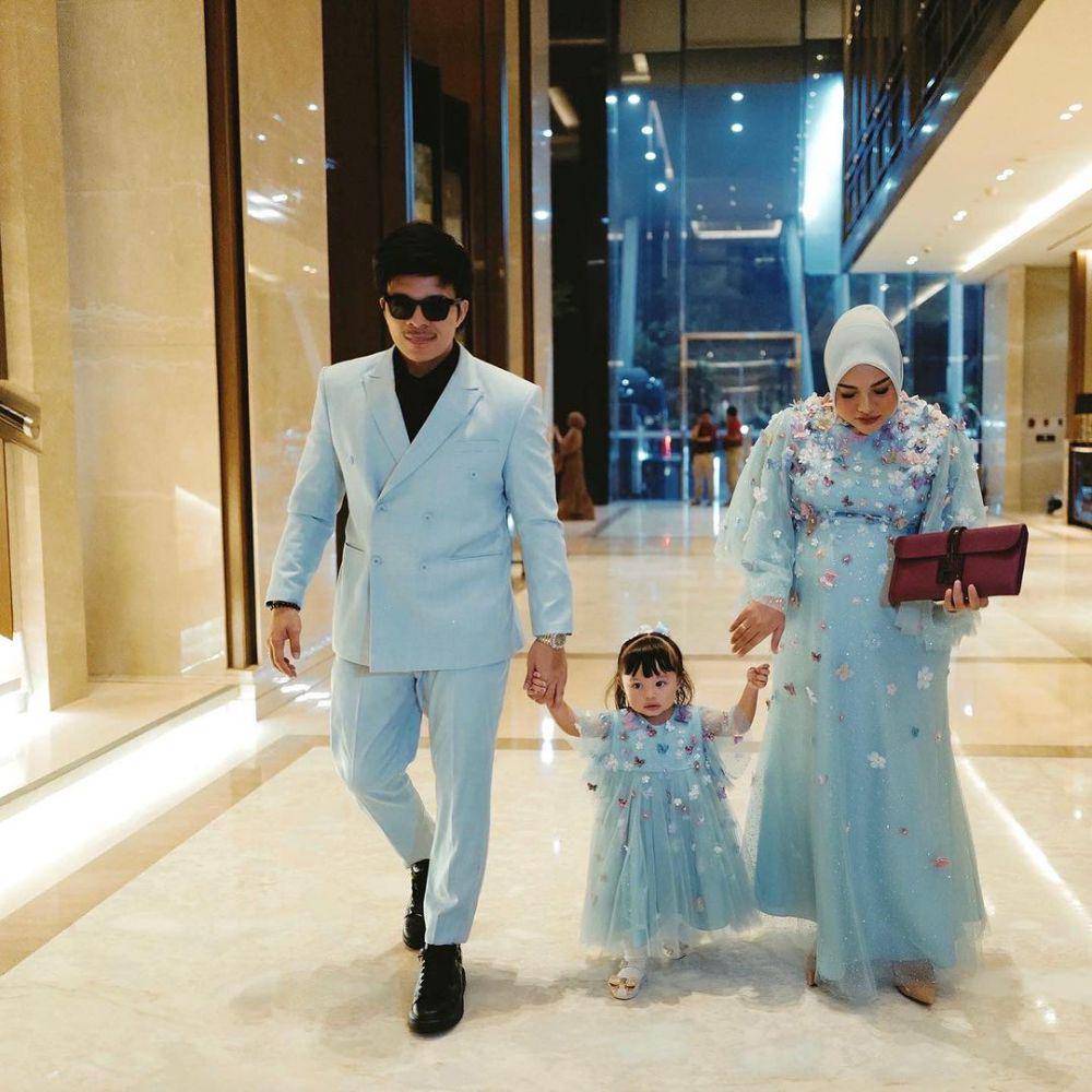 ide OOTD kondangan couple ala Aurel Hermansyah dan Atta Halilintar (instagram.com/aurelie.hermansyah)