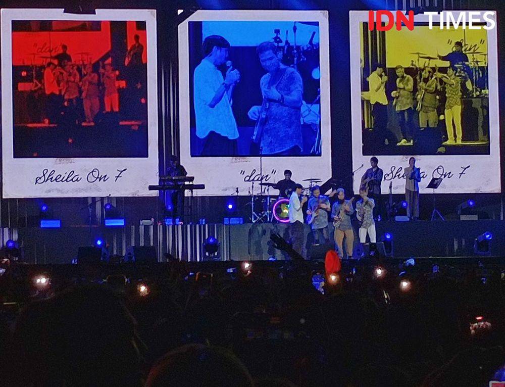 Konser Sheila on 7 bertajuk Tunggu Aku di Medan, di Lapangan Lanud Soewondo, Medan, Sabtu (14/9/2024). (IDN Times/Arifin Al Alamudi)