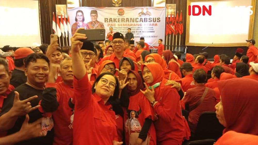 Calon Walikota Semarang Agustina Wilujeng berswafoto bareng emak-emak PDIP saat Rakercabnus PAC PDIP Semarang Utara. (IDN Times/Fariz Fardianto)