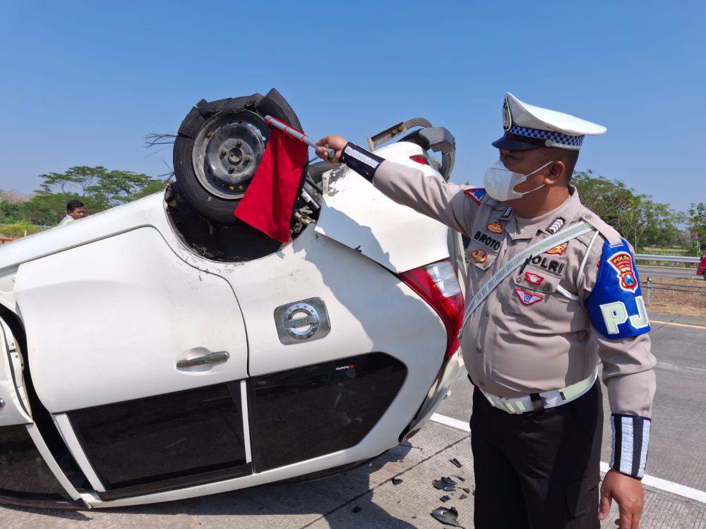 Avanza Ditumpangi 10 Orang Terbalik di Tol Jombang, 8 Korban Luka
