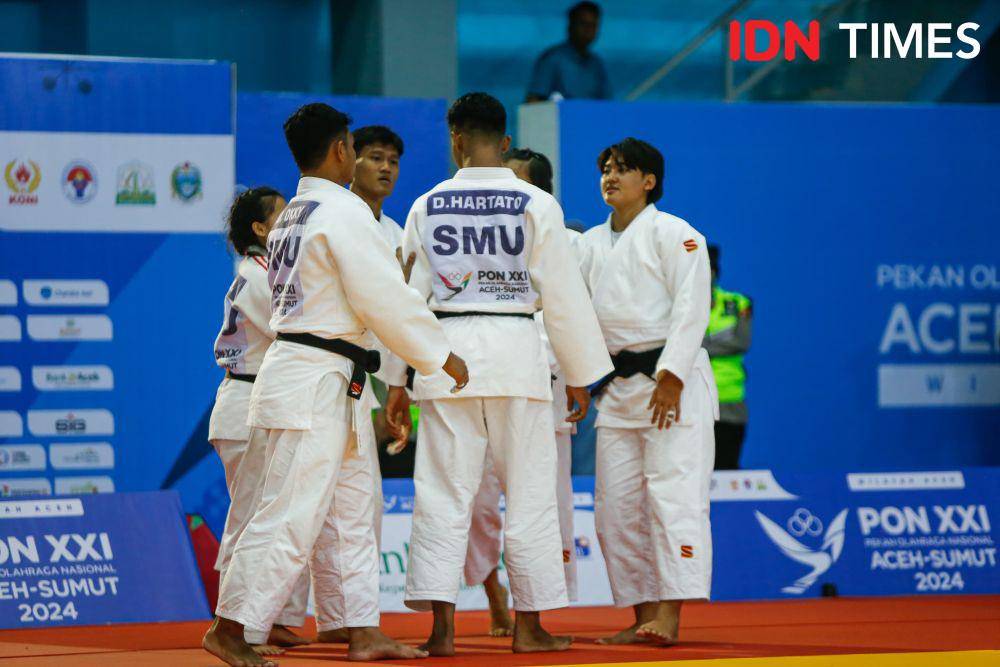 Para pejudo Sumut saat akan berlaga di kelas beregu campuran PON 2024 di Gor Universitas Syiah Kuala, Banda Aceh, Jumat (13/9/2024) (IDN Times/Doni Hermawan)