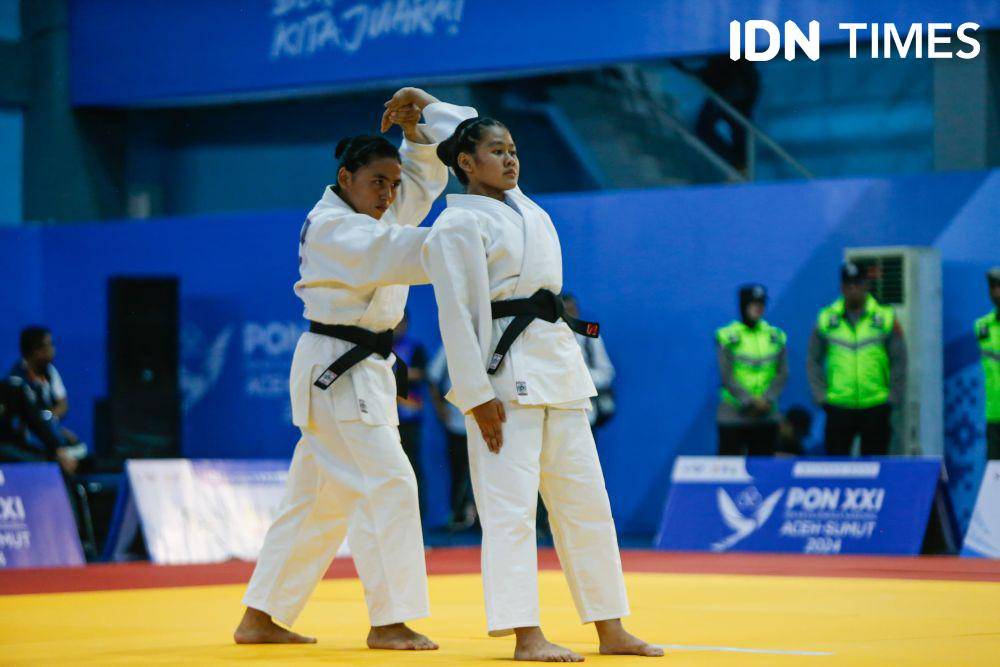 Aksi pejudo Sumut Mutiara Sinaga dan Redinda Syahira pada kelas ju no kata PON 2024 di Gor Universitas Syiah Kuala, Banda Aceh, Jumat (13/9/2024) (IDN Times/Doni Hermawan)