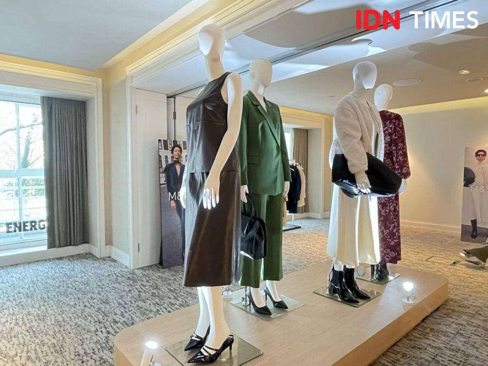 Marks & Spencer (M&S) memperkenalkan fashion teranyar untuk fall/winter seasons 2024 pada Jumat (13/9/24) di St Regis Jakarta, Jakarta Selatan.  (IDN Times/Dina Salma)