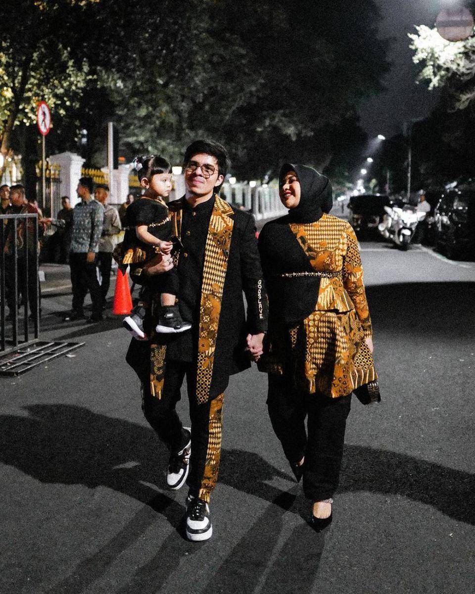 ide OOTD kondangan couple ala Aurel Hermansyah dan Atta Halilintar (instagram.com/aurelie.hermansyah)