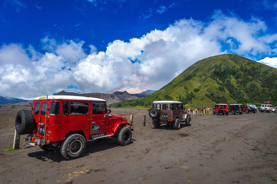 Ilustrasi open trip menggunakan jeep. (freepik.com/tawatchai07)