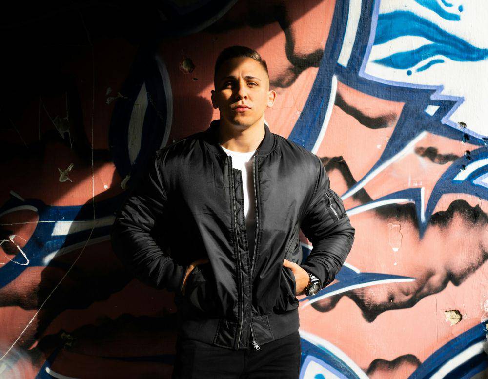Ilustrasi bomber jaket (unsplash.com/Norbert Buduczki)