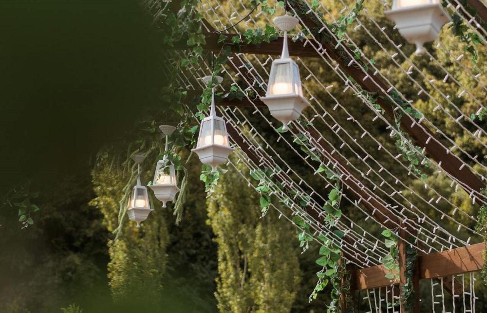 ilustrasi lampu gantung pergola (pexels.com/Gül Işık)
