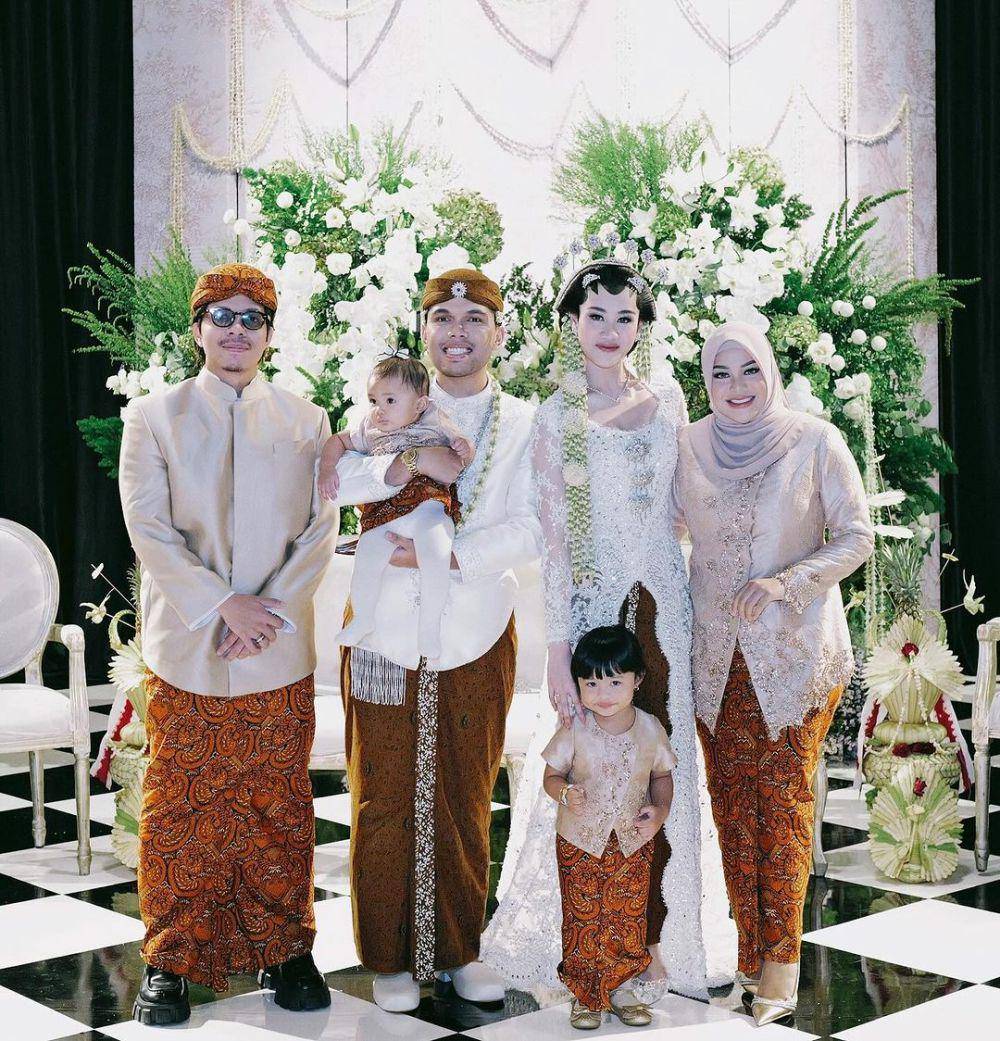 ide OOTD kondangan couple ala Aurel Hermansyah dan Atta Halilintar (instagram.com/aurelie.hermansyah)