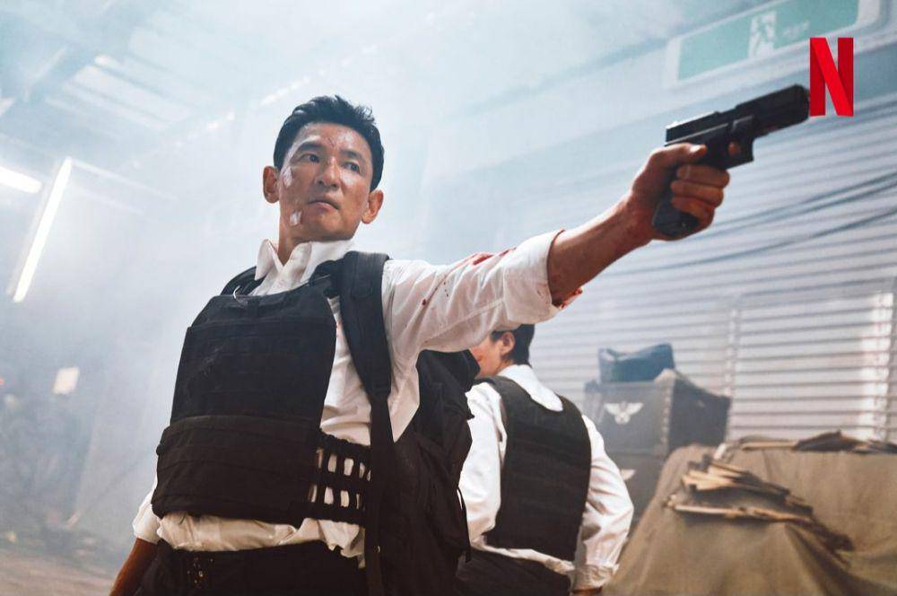 Hwang Jung Min di film Mission: Cross (dok. Netflix/Mission: Cross)