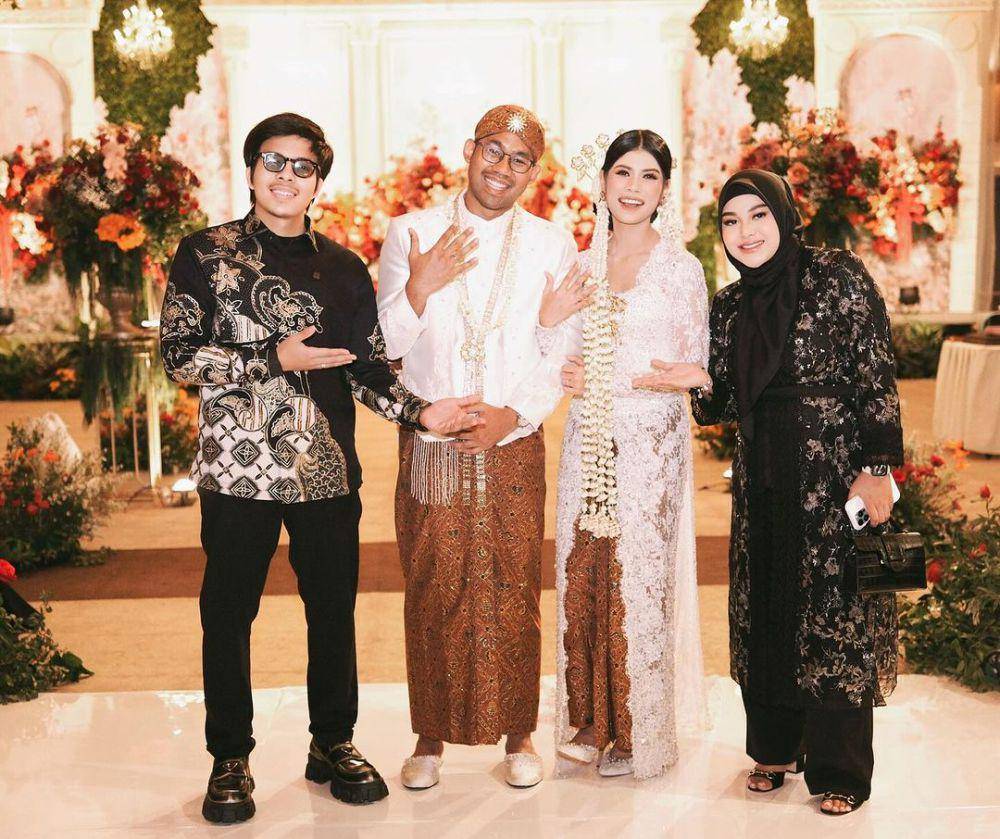 ide OOTD kondangan couple ala Aurel Hermansyah dan Atta Halilintar (instagram.com/aurelie.hermansyah)