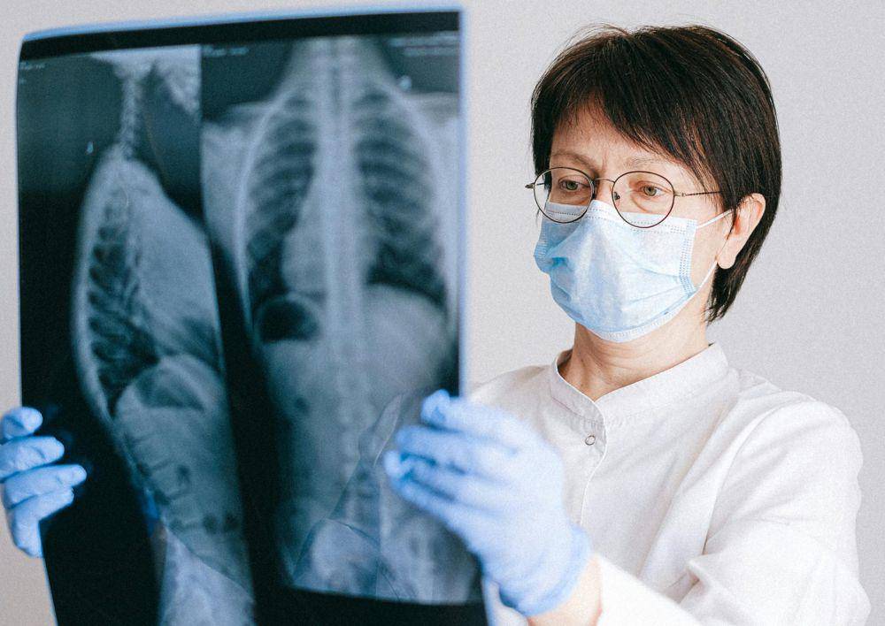 ilustrasi dokter memeriksa kanker (pexels.com/Anna Shvets)