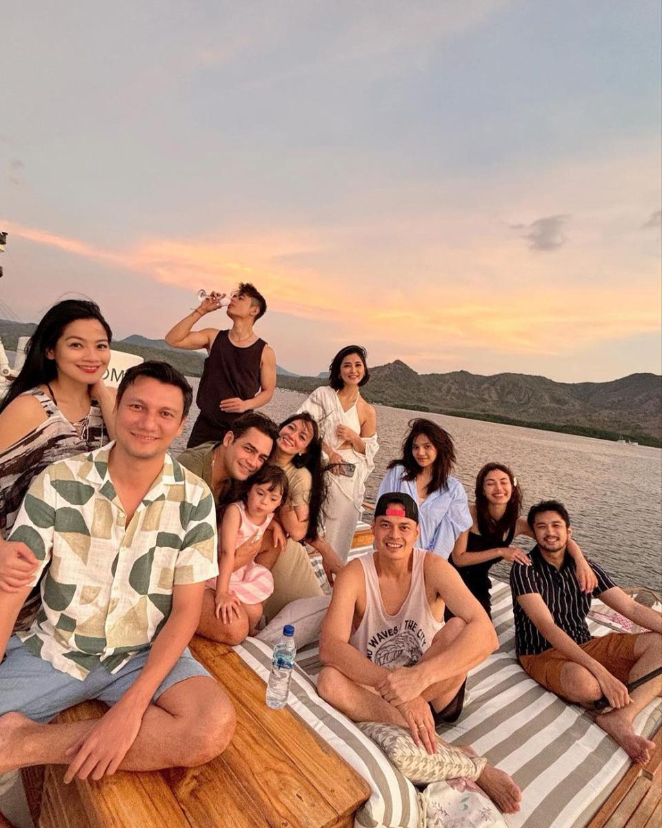 8 Momen Titi Kamal Liburan Bareng Geng Artis ke Labuan Bajo