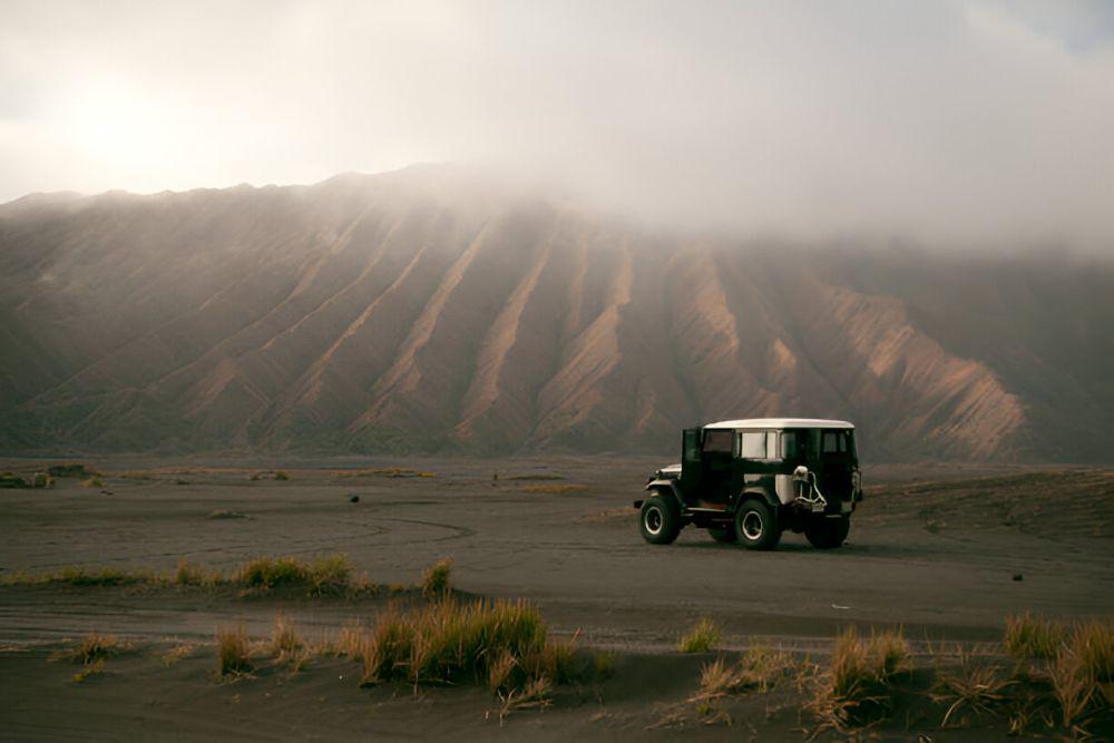 Ilustrasi open trip menggunakan jeep. (istockphoto.com/zxvisual)