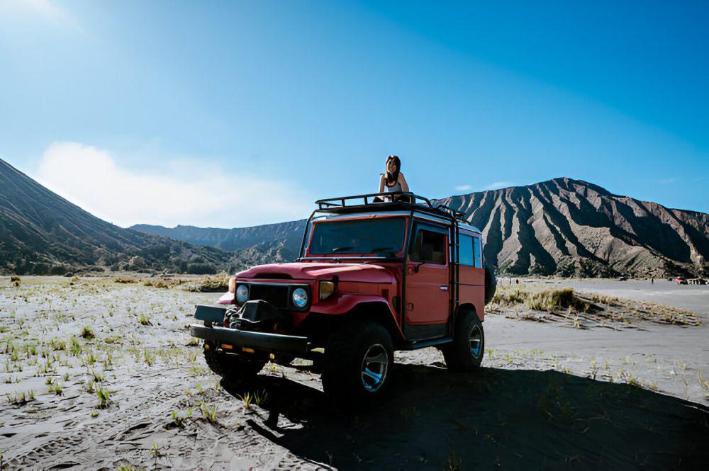 Ilustrasi open trip menggunakan jeep. (istockphoto.com/simon2579)