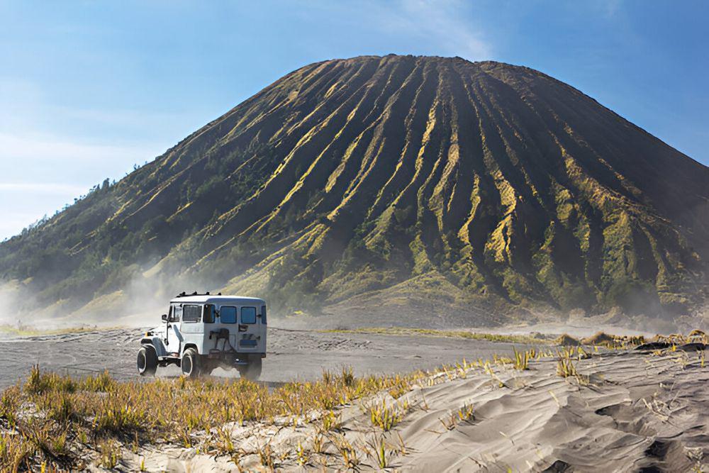 Ilustrasi open trip menggunakan jeep. (istockphoto.com/ImpaKPro)