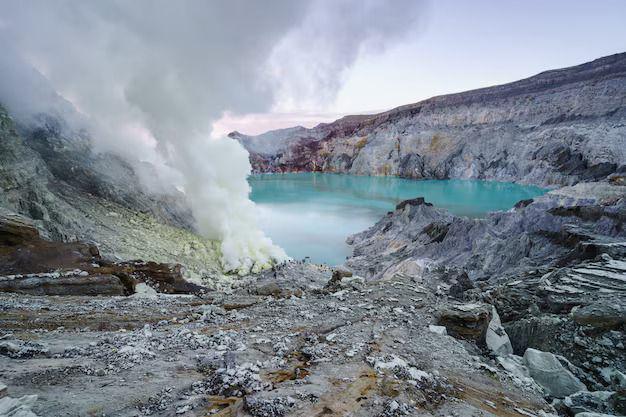 Ilustrasi Kawah Ijen. (freepik.com/kitzcorner)