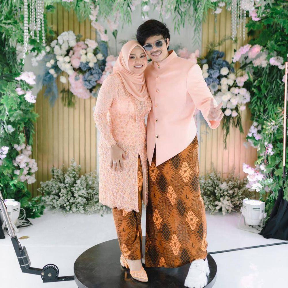 ide OOTD kondangan couple ala Aurel Hermansyah dan Atta Halilintar (instagram.com/aurelie.hermansyah)