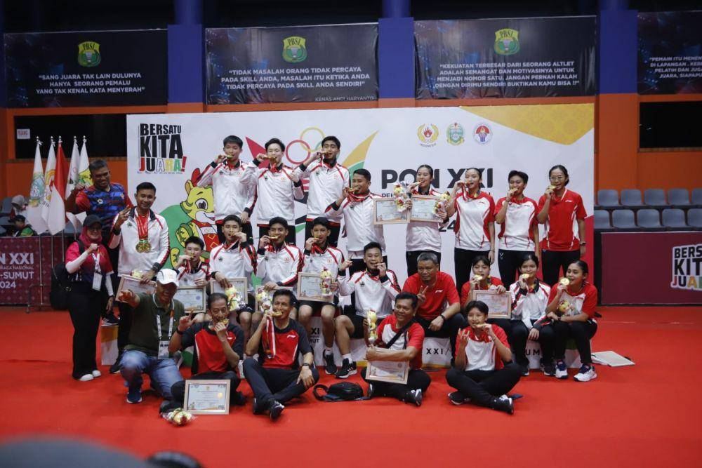 Tim bulu tangkis Jateng meraih dua emas pada sektor beregu PON 2024 (ponxxi-acehsumut.id)