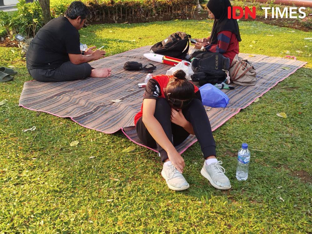 Peserta Audisi Umum Djarum 2024 sedang menangis. (IDN Times/Sandy Firdaus)