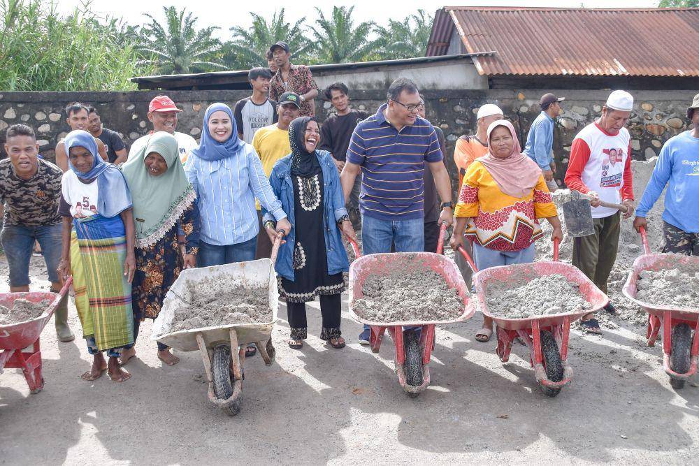 Asri Tambunan meninjau proses penimbunan tanah di Tempat Pemakaman Umum (TPU) Bagan Percut, Kecamatan Percut Sei Tuan, Deli Serdang, Minggu (15/9/2024). (Dok. IDN Times)