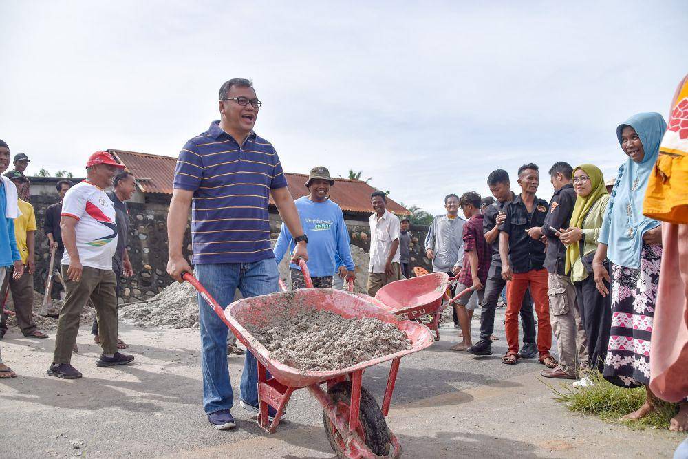 Asri Tambunan meninjau proses penimbunan tanah di Tempat Pemakaman Umum (TPU) Bagan Percut, Kecamatan Percut Sei Tuan, Deli Serdang, Minggu (15/9/2024). (Dok. IDN Times)