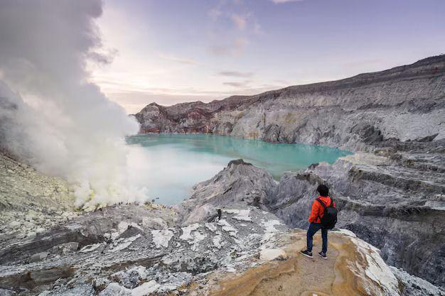 Ilustrasi berwisata di Kawah Ijen. (freepik.com/ kitzcorner)