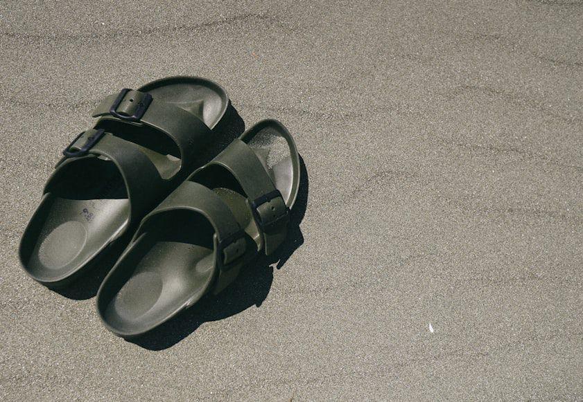 ilustrasi sandal (unsplash.com/Haley Truong)