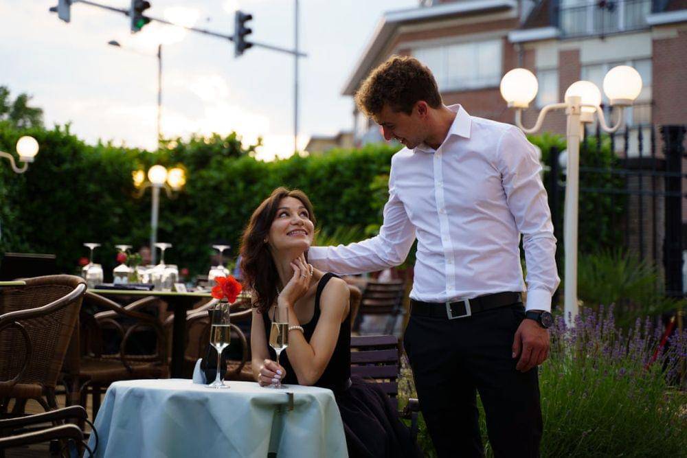 ilustrasi orang makan bareng (pexels.com/Boris Ivas)