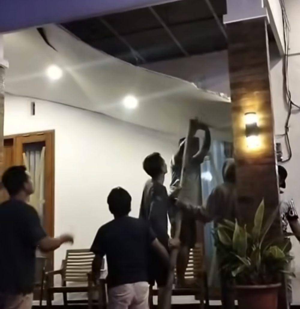 Plafon rumah warga jebol akibat sound horeg di Desa Sukopuro, Kecamatan Jabung, Kabupaten Malang. (IDN Times/Istimewa)
