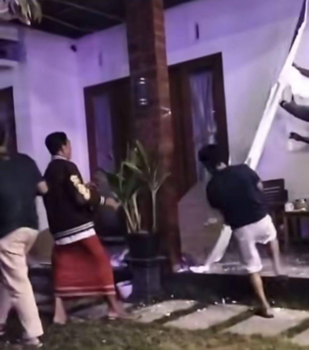 Plafon rumah warga jebol akibat sound horeg di Desa Sukopuro, Kecamatan Jabung, Kabupaten Malang. (IDN Times/Istimewa)