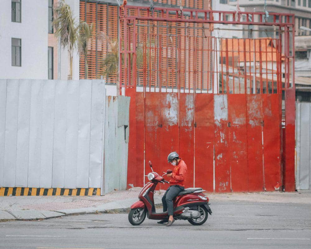 ilustrasi pemakaian motor matic (Pexels.com/Faisal Hijjaz)