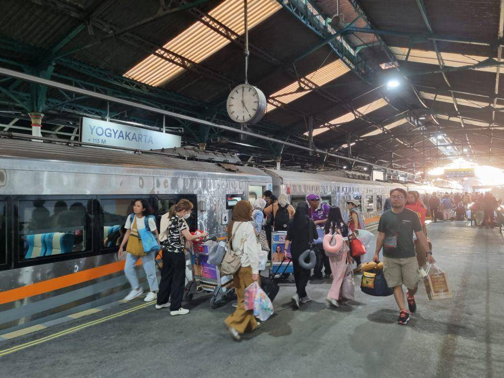Lonjakan penumpang selama libur panjang Maulid Nabi Muhammad SAW di Stasiun Tugu Yogyakarta, Senin sore (16/9/2024). (Dokumentasi PT KAI Daop 6 Yogyakarta)