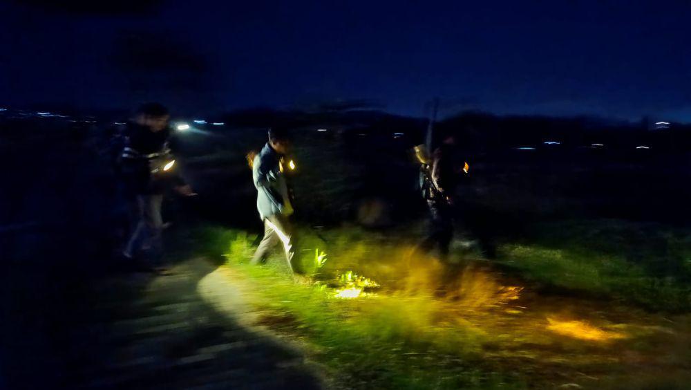 Suasana berburu tikus di area persawahan Kalurahan Sendangmulyo, Minggir, Sleman, Sabtu malam (14/9/2024). (dokumentasi Pemerintah Kalurahan Sendangmulyo)