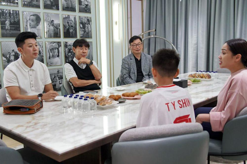 potret Shin Tae Yong ke rumah Raffi Ahmad (instagram.com/raffinagita1717)