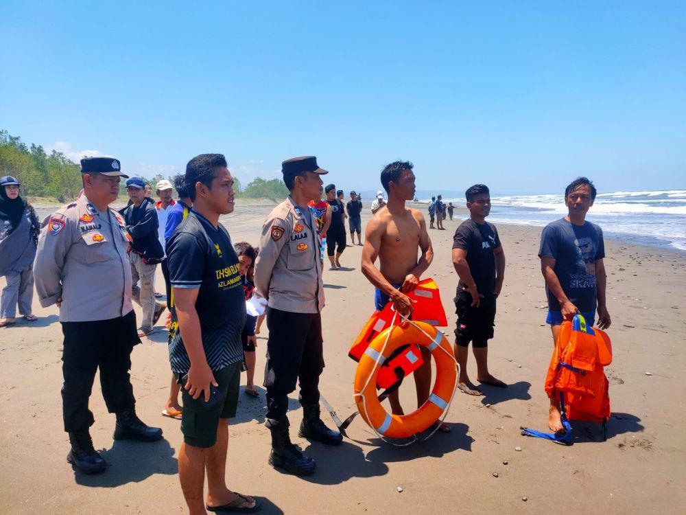 Tim relawan di pantai selatan Cianjur (IDN Times/Istimewa)