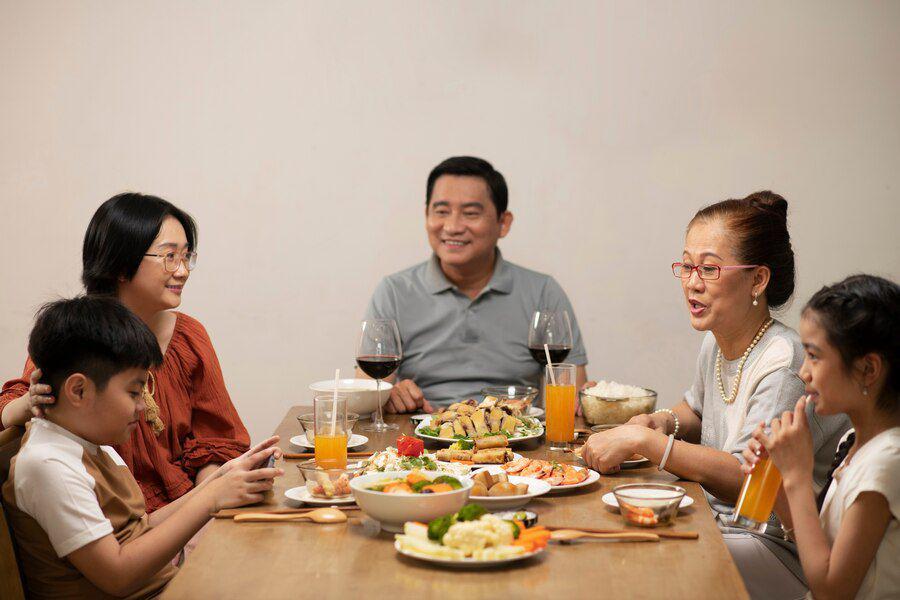 Ilustrasi makan tengah bersama keluarga. (freepik.com)