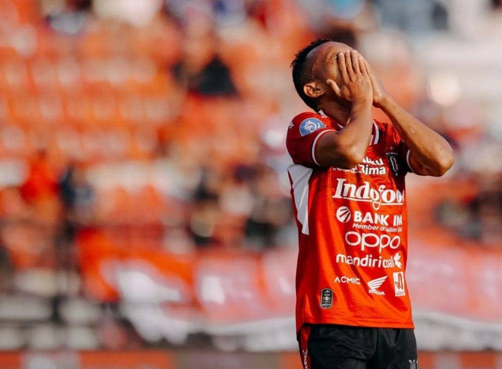 Irfan Jaya saat gagal mencetak gol ke gawang PSS Sleman. (Instagram.com/baliunitedfc)