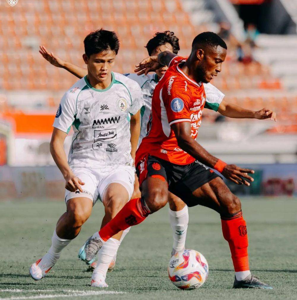 Jalannya pertandingan antara Bali United (merah) dan PSS Sleman (putih). (Instagram.com/baliunitedfc)